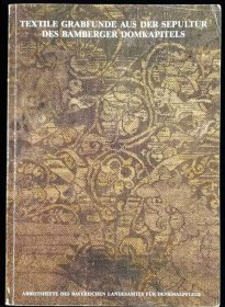 《Textile Gravefound from the Sepulture of the Bamberg Cathedral》(班貝格教堂墓地發(fā)現(xiàn)的中世紀絲綢）德語圖錄/Munich/1985