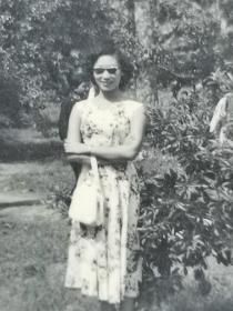 民国美女，李丽华，外景连衣裙黑白小照片一张，中国影坛上一颗自始至终散发着耀眼光芒的明星，20世纪50年代小咪姐，艳惊好莱坞，被业内称为影坛常青树
