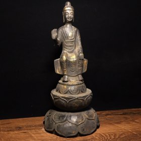 纯铜佛像，高28厘米，宽13厘米，重1280克，
