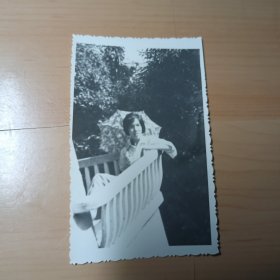 老照片–坐在景区护栏边的女子（撑遮阳伞）