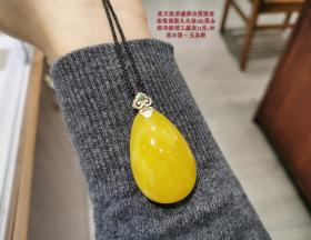 *珍品*终身保真*纯天然原矿鸡油黄满蜜蜜蜡11克多饱满大水滴搭配18k黄金纯天然美艳1.5分祖母绿双面如意镶扣坠*原矿鸡油黄色泽美艳*金黄蜜润*宝光四溢*饱满无杂裂纹近完美*搭配0.015ct纯天然美艳vvd色祖母绿石18k黄金双面镶如意扣头上身饱满典雅*配送cma国检证书*随缘拍。