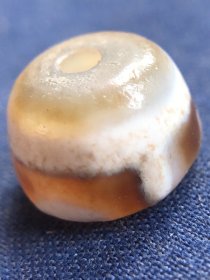 老玛瑙白条纹珠，径1.07、高0.74厘米