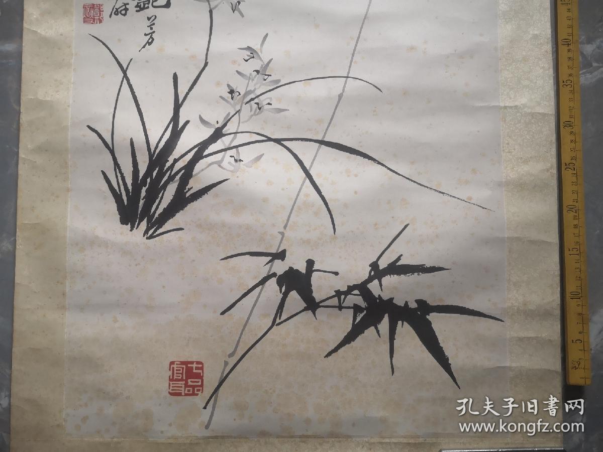 民国或解放初，水印郑板桥兰竹图大中堂，印的非常好，看之很像真迹，后人剪掉了过去裱的上下天地装了镜框，两边老裱完好，包老