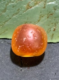 精美高玉化风化纹红白双色玛瑙随形桶珠一颗