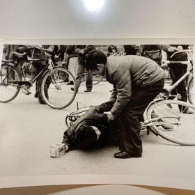 《中国摄影》旧藏80年代影像——安徽 陈志训摄影《路过扶起病人归》，23*15公分H1031