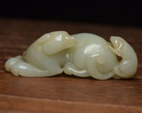 和田玉子母犬 规格: 8.2×4.1×2.7厘米，重 93克。 玉质温润细腻，沁色自然，刀功老道，皮壳包浆一流，雕刻生动，线条流畅，品相完美！
