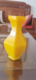 国家非物质文化遗产博山鸡油黄琉璃六棱瓶一只，高约20cm