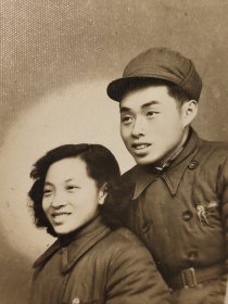 建国初期解放军夫妻合影(带像章)