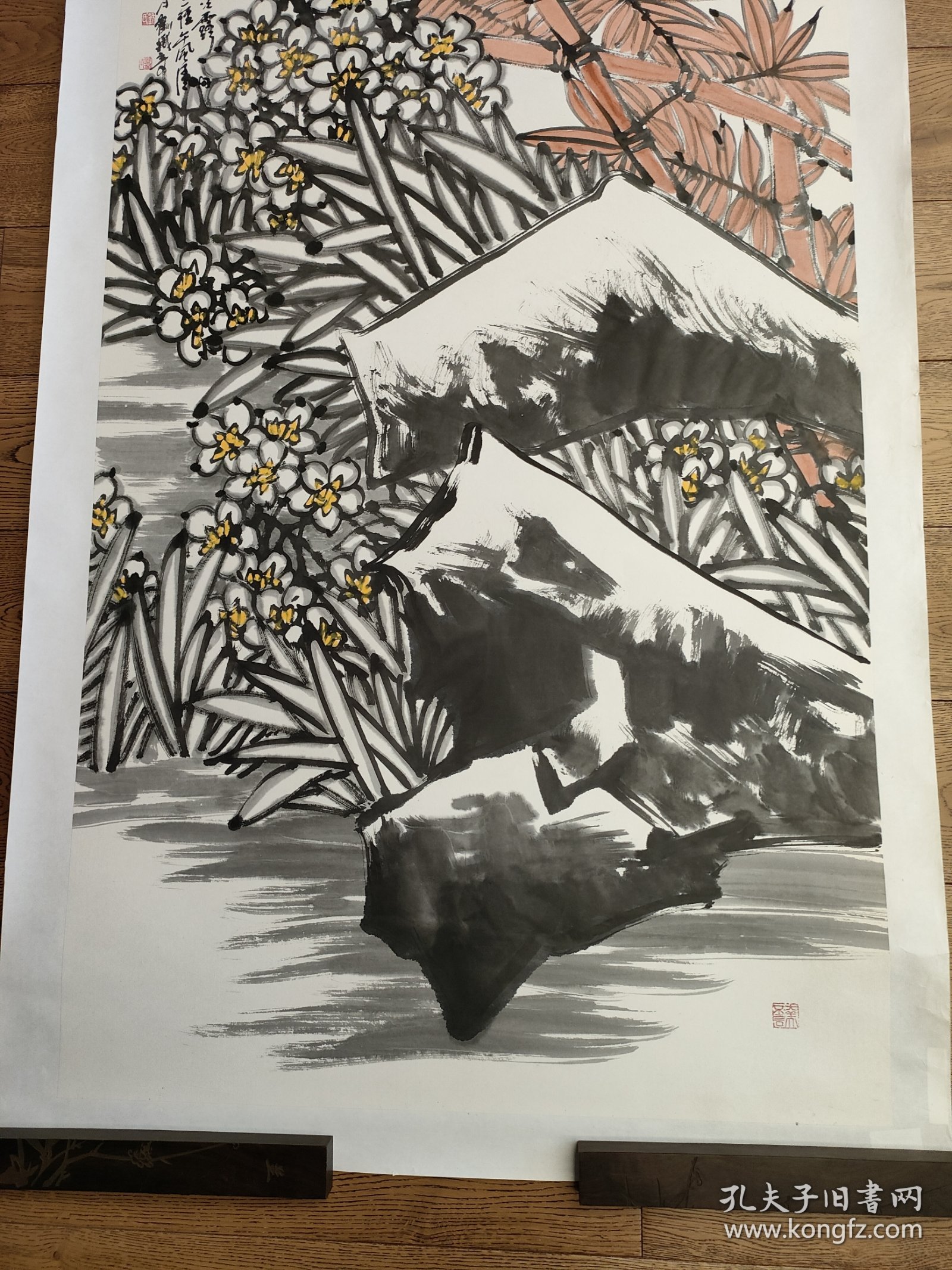 刘铁奇，笔名铁骑，字大可，斋号丹青山房，1961年出生于北京。先后毕业及进修于中央美院、北京画院、清华美院高研班。师从钱绍武、戴泽、陈伟生、洪波、崔子强、石齐、李志向、秦英豪诸名家。现为中美协会员，北京市美术家协会理事、房山区美术家协会副主席，北京市书法家协会会员，中国楹联学会非遗文化研究院副院长，北京人书画研究院副院长。画芯尺寸:70x137.5(cm)，己托底，手绘保真。(45470#)