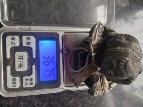 老银碎银，做工精致，雕工漂亮，带云纹装饰。重量约37克，年代久远，有正常使用痕迹。适合收藏或装饰