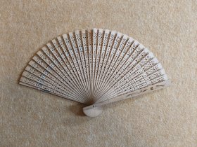 白檀香扇 日本回流扇 展幅约34Cm 高20Cm 竹扇骨 。