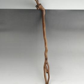 根雕龙头拐杖

长83厘米