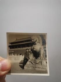 一张70年代老照片： 北京天安门前的大石狮子