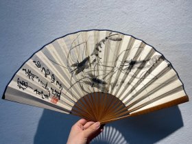 齐良迟   双面成扇
尺寸:19*53cm，
齐良迟（1921年—2003年），字子长，1921年生于湖南湘潭，著名画家，系齐白石第四子。