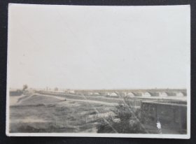 民国照片：河堤道路，远处水面之上的多孔石桥，好似卢沟桥？