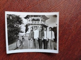 70~80年代老照片一张，刚恢复招生的吉林医学院大辫子女生合影于吉林北山公园揽月亭