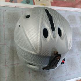 SKI AND SNOWBOARD HELMET
滑雪和滑雪板头盔
品相如图所示