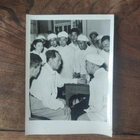 1958年，毛泽东和天津市正阳春饭店（百年老店，以烤鸭驰名）的厨师亲切交谈