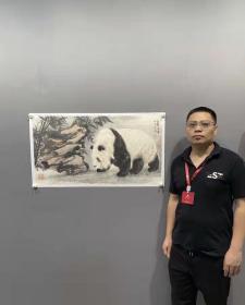 吳孔庭，中國美術(shù)家協(xié)會會員，中國工筆畫學(xué)會會員，莆田市工筆畫學(xué)會副會長。 《熊貓》，保真，有合影，畫芯：48x90cm，手工托底。