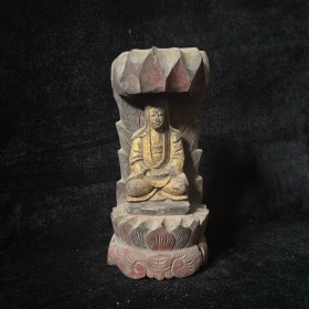 古木雕神像，高34.5cm，宽12cm，厚11cm。金漆佛像，老物件，雕工精细，品相如图。宗教文化藏品，适合收藏。矿彩残留，底部莲花装饰。卖出不退，传统艺术品欣赏。