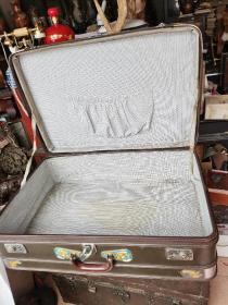 老皮龙凤牌大手提箱77*55*23厘米的，重
.如图