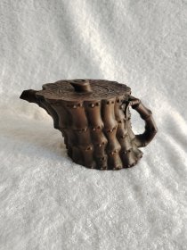 80年代老宜兴紫砂竹根捆竹茶壶一套，品相如图，花型边缘处轻微有点小磨损，保存多年不易，造型独特，包浆漂亮。