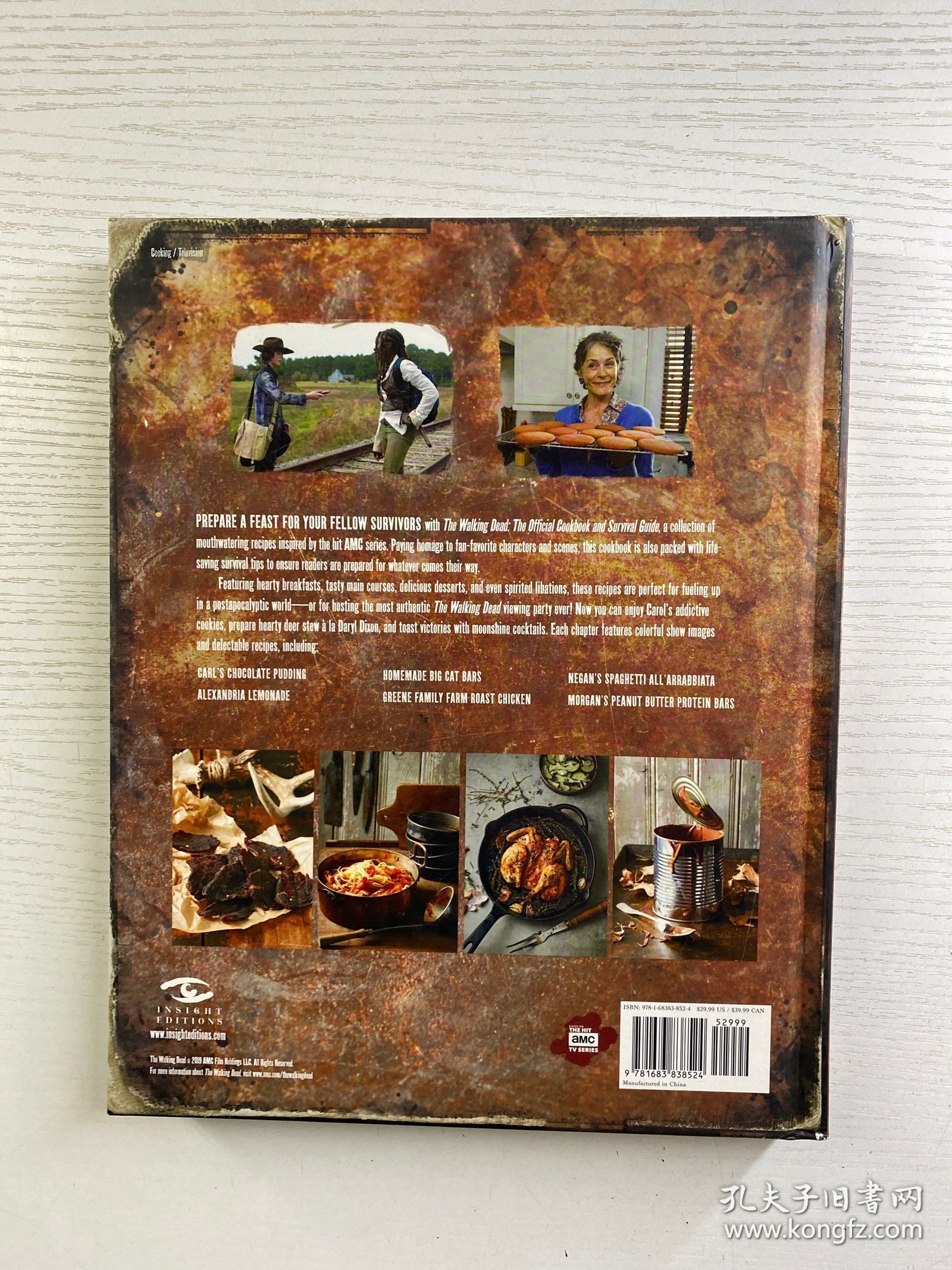 《AMC行尸走肉官方食谱与生存指南》（The Walking Dead: The Official Cookbook and Survival Guide ），由劳伦·威尔逊（Lauren Wilson）撰写，金允熙（Yunhee Kim）负责摄影。它基于美剧《行尸走肉》（The Walking Dead ）创作，包含剧中相关食谱及生存知识，是该系列IP衍生的美食与文化结合的书籍 。