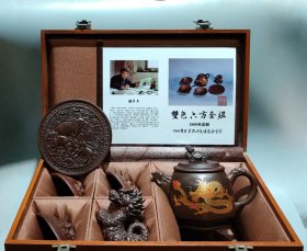 品名：双色彩绘六方套壶 尺寸：壶 14/11cm 杯 9/4cm 茶宠 7/7cm 托盘 12/12cm 容量：240cc