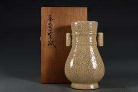 旧藏南宋   哥窑米黄釉弦纹贯耳瓶。尺寸～高22口径9底径9.3公分