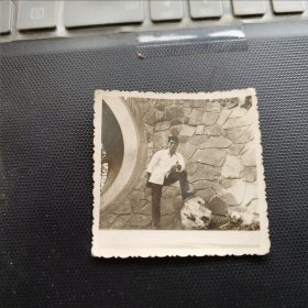 1张80年代黑白老照片： 武汉汉口中山公园，景点“茹冰”，中青年男性