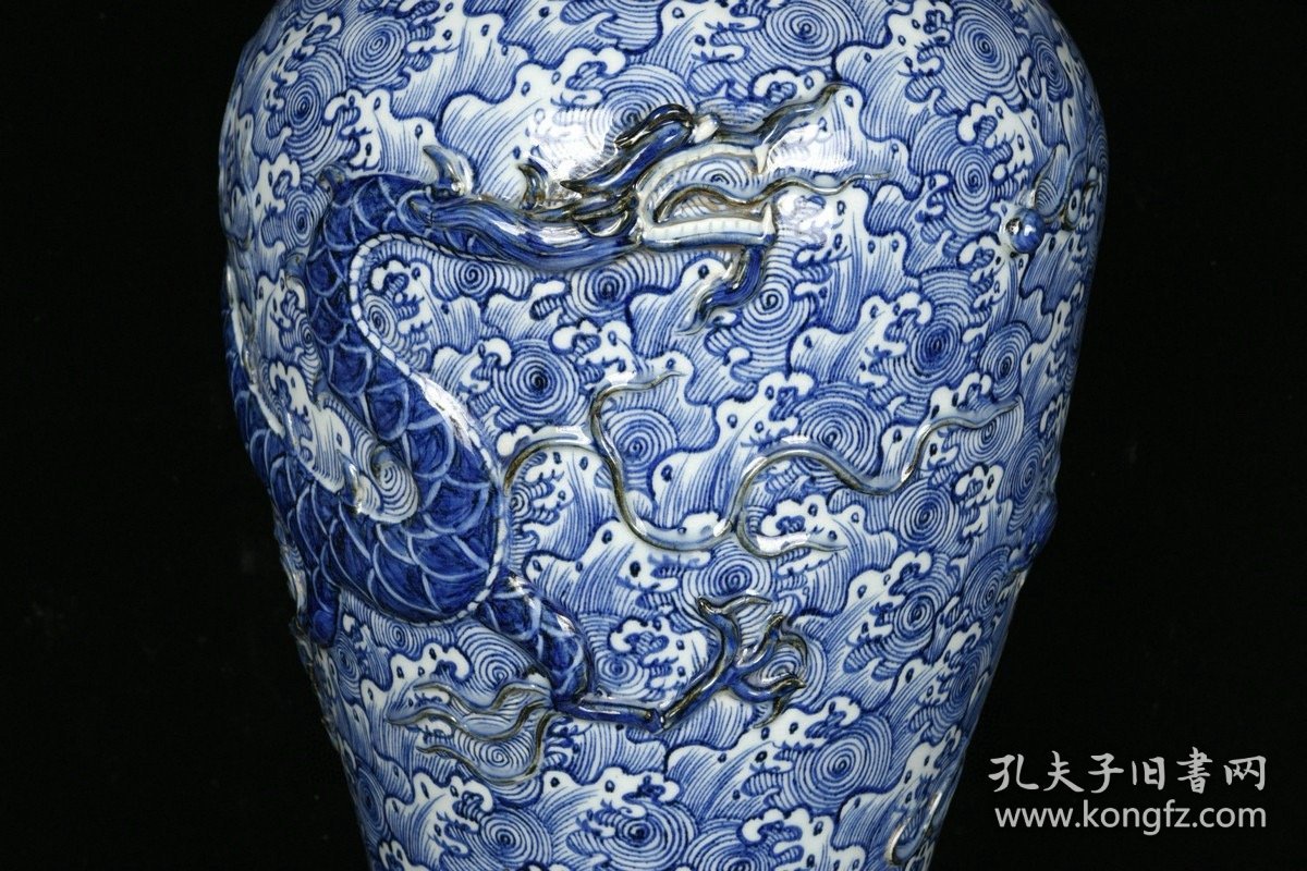 元青花雕刻海水龙纹梅瓶 高51厘米 直径28厘米