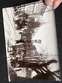 【照片珍藏】清末上海黄浦路建筑及周边马车、行人等场景，可见远处德国福音堂即德国教堂尖顶和飘扬着太阳旗的日本领事馆。老照片影像清晰，什么为难得