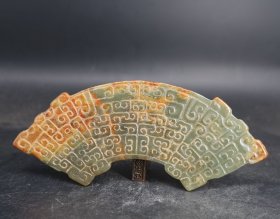 【汉代 和田软玉云纹弧形佩·古雅之韵】 此件玉器为汉代典型玉作，材质温润细腻，主体呈青绿色，局部浸润红褐色、棕黄色沁斑，色层过渡自然，乃岁月沉淀之证，无人工做旧浮艳，尽显古玉“沁色生香”之妙。 造型取扇形/弧形，弧边微曲，线条流畅如行云，边缘存自然磨损痕迹，似经千年摩挲，更添古意….
