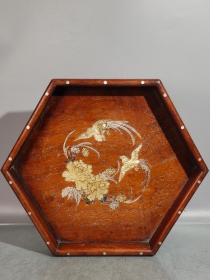 花梨木茶盘
宽36厘米，高31厘米，重0.92公斤
