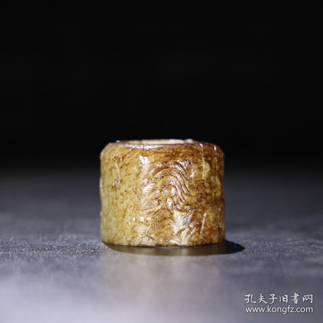 旧藏 和田玉扳指，玉质细腻油润，包浆老道，，尺寸长 3.9厘米，宽 3厘米，内径 2.3厘米，重 65克！