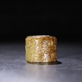 旧藏 和田玉扳指，玉质细腻油润，包浆老道，，尺寸长 3.9厘米，宽 3厘米，内径 2.3厘米，重 65克！