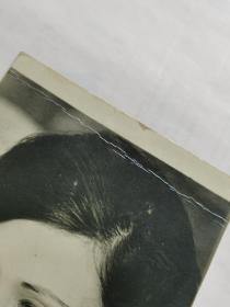 何莉莉，黑白照片一张。。邵氏“新十二金钗”之一，1946年出生于江苏南京，祖籍安徽庐江，幼年移居台湾。1965年被导演袁秋枫发掘，参与电影《兰屿之歌》，正式投身娱乐圈。同年加入邵氏电影公司。曾出演电影《文素臣》《十四女英豪》《爱奴》，引起国际影坛注目。正当何莉莉事业如日方中之际，她却选择退出影圈下嫁船运业巨子赵世光，从此息影。。