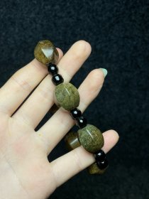 花梨木镶嵌螺钿首饰盒内珍藏高古玉手串 手串尺寸:直径15毫米 首饰盒尺寸:长宽高13.5/8/6厘米