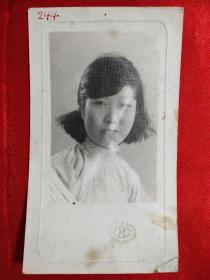 民国时期穿旗袍的短发美女老照片