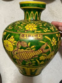 黄绿彩花瓶