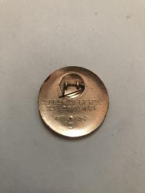 正面 向日葵忠字 毛主席像章 1枚（直径3.5cm 铝制）背面；忠于毛主席忠于毛泽东思想忠于毛主席的革命路线 中国新会