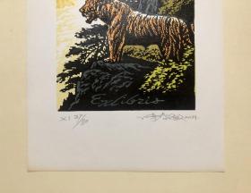 【保真】著名版画家张春敏先生套色木刻藏书票《威虎啸壑》，编号随机。来自作者本人，画心尺寸：17cmx13cm，画纸尺寸：19.3cmx27cm。拓印用纸：版画纸。（张春敏先生，版画家、插画家、美术编辑，师从赵延年先生，浙江省美术家协会会员、浙江省版画家协会会员。）