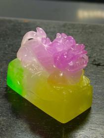 高冰高荧光翡翠多彩印章，选料上乘，冰透水润，立体雕刻，成色漂亮，油润包浆，摆放端正大气，完整全品。Y25