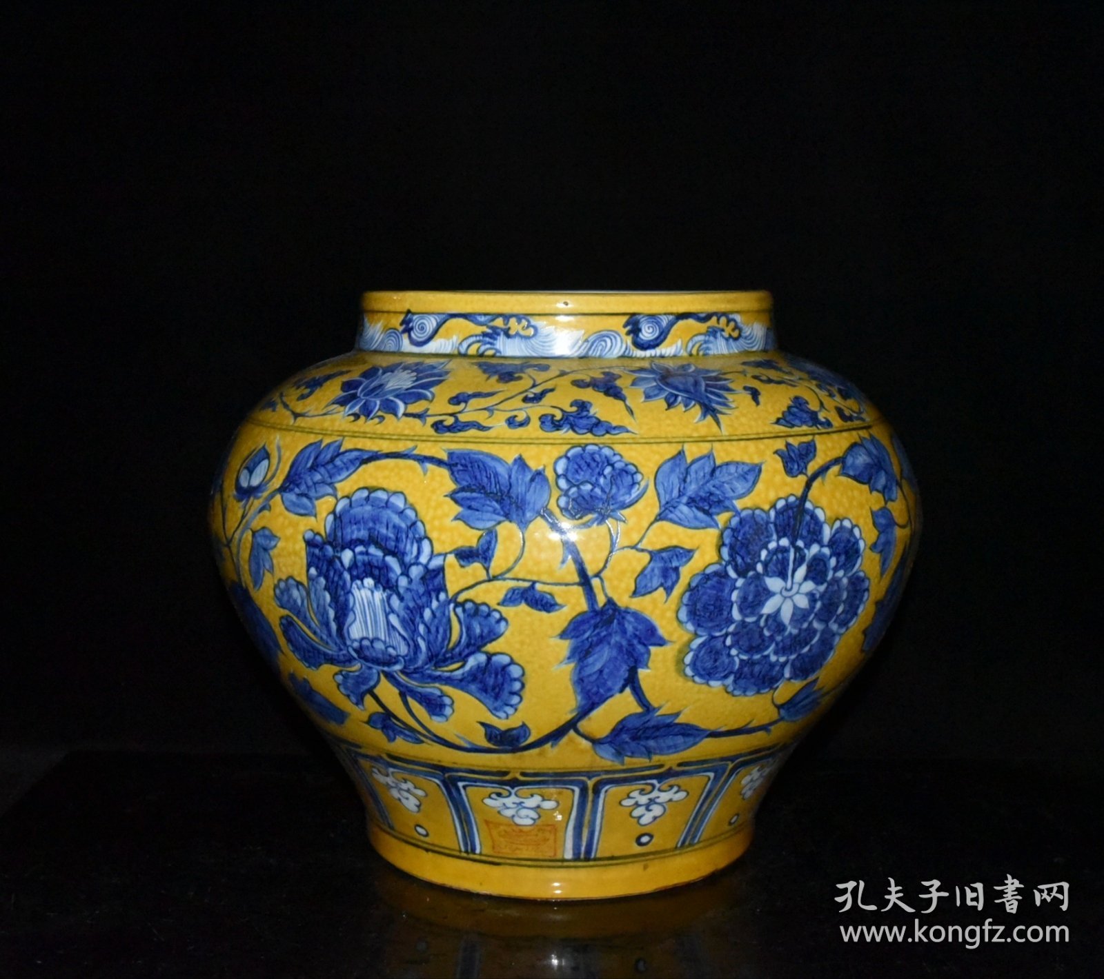 元代波斯文黄釉青花缠枝牡丹罐