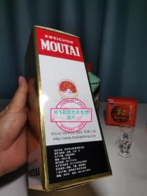 茅台酒瓶

茅台香溢五州酒瓶