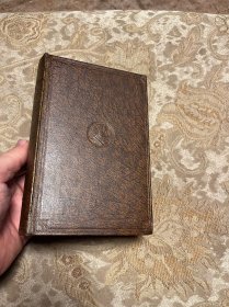 《狄更斯文集》16册大全套。 伦敦著名出版社ODHAMS PRESS 从1930年开始陆续出版了一系列世界名著珍藏版，此为之一，此系列统一深棕色漆布装帧，竹节背压花烫金，插图本。此组封面凹印狄更斯头像标志。