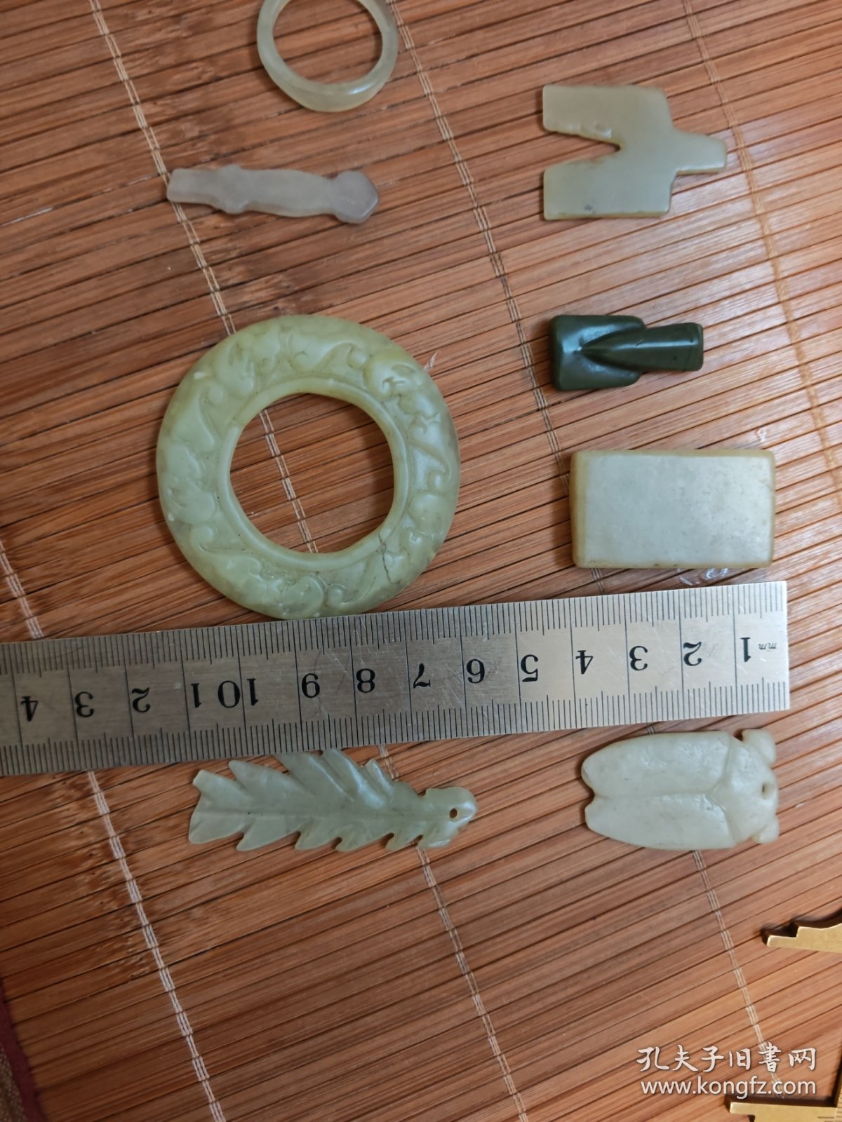 和田玉老玉小件共八个合售放漏拍玉质非常油润细腻刀划不动