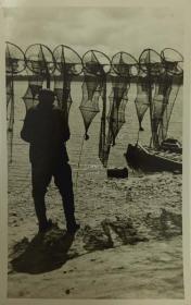 黑白老照片: 晾晒渔网，真正的三天打鱼两天晒网