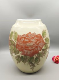 京烧名家～琥山窑主小野琥山造。刻线，交趾釉玫瑰纹花瓶。刻工线条流畅，釉水油润肥厚，色彩艳丽。口径9厘米，肚径大约18.5厘米，高22厘米。小野琥山先是师从四代清水六兵卫，后又拜师三代高桥道八。作品技艺精湛，风格独特。