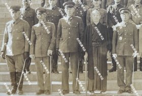 抗战时期 日本庙宇建筑门前石阶上日本陆军将领一众60人合影照 原版老照片一张（尺寸∶12*16.5cm）